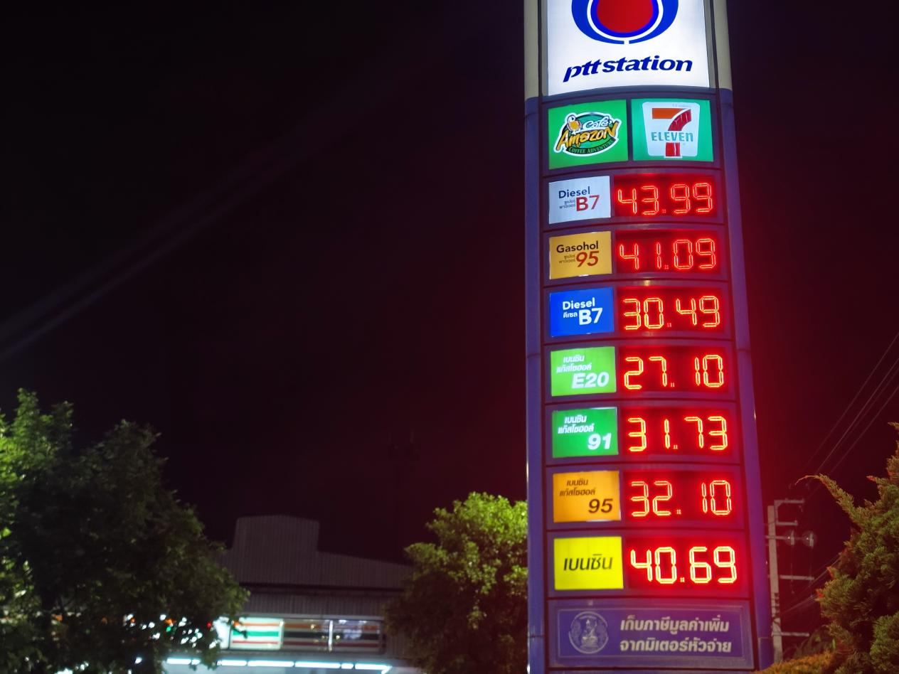 有钱加不到油，普吉岛游船停摆：中东战火燃烧，东南亚被超百美元油价逼到墙角