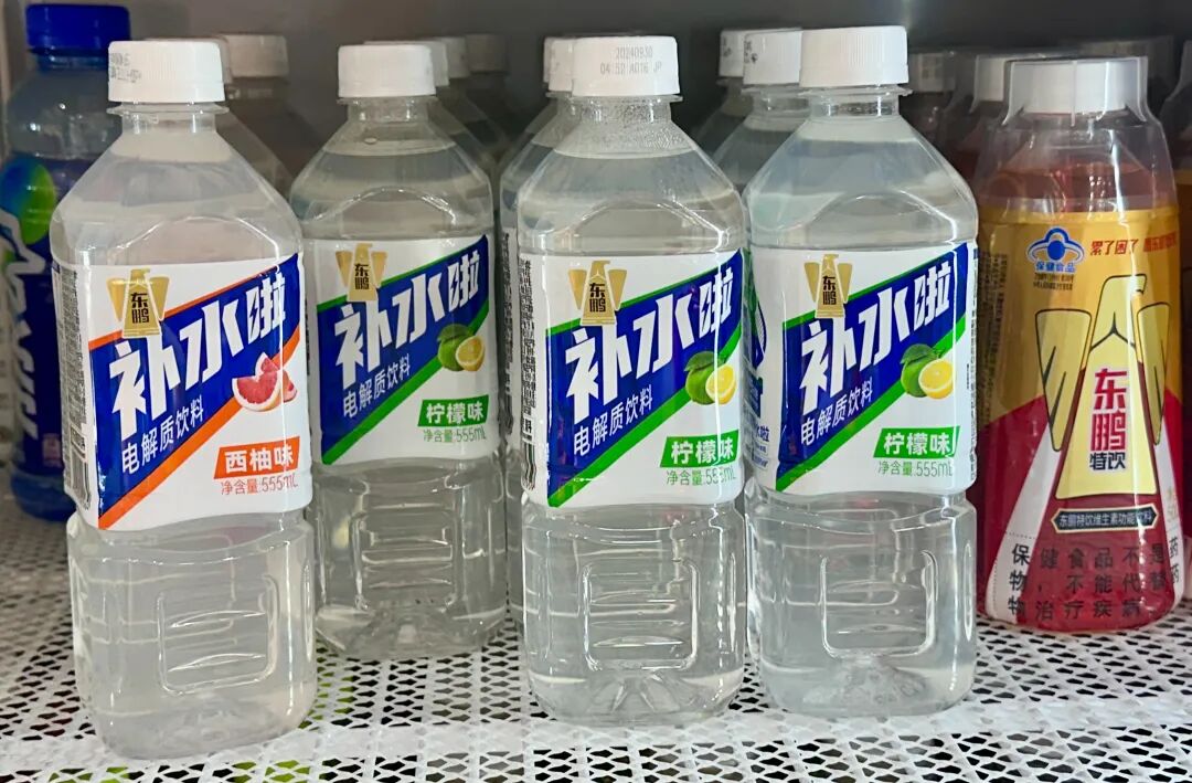 押宝张雪机车“赢麻了”？东鹏饮料港股市值已缩水超400亿