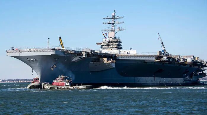 美国“艾森豪威尔”航母发生火灾，8人受伤