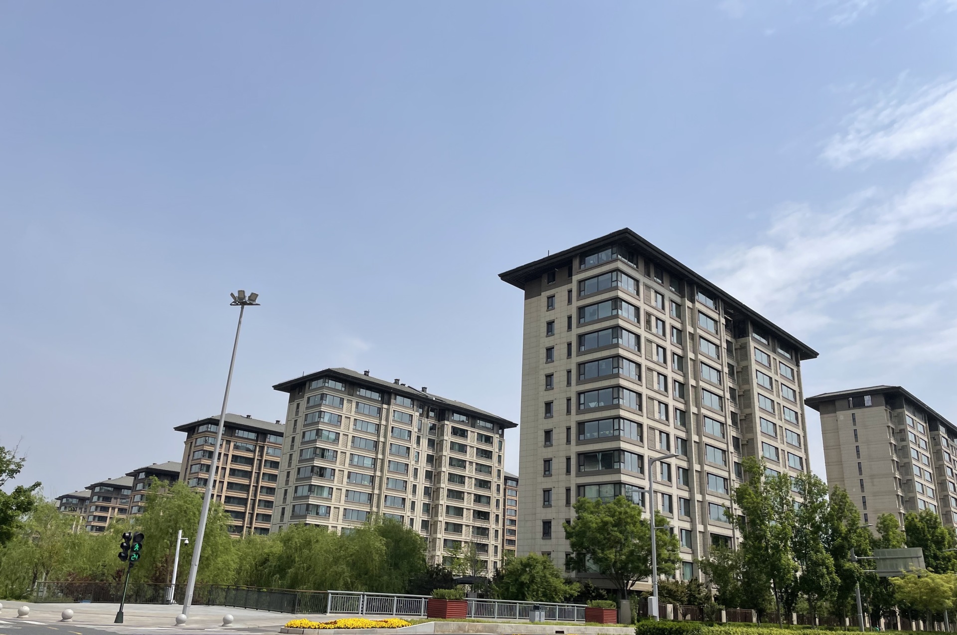 客户排队等讲解、组团看样板间，雄安新区楼市“五一”假期也热闹，依旧严格限购、现房销售